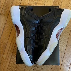 Jordan 11 Low 72-10 Size 8.5